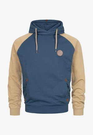 Bluza z kapturem o niebieskim korpusie i beżowych rękawach, z teksturowaną naszywką z logo, sznurkiem, kieszeniami kangurzymi oraz trójkątnymi akcentami.