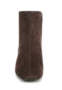 Stivale alla caviglia in suede marrone con un design snello, punta affusolata e una cerniera laterale per una facile calzata. Texture liscia con dettagli di cucitura minimi.