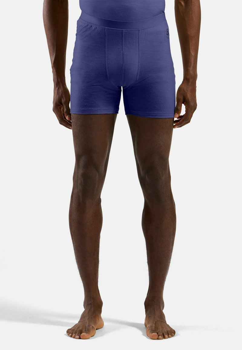 Caleçons boxers violets avec une texture lisse, une taille élastique et un design ajusté. Présente une coupe mi-haute et une longueur de jambe courte.