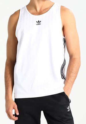 Weißes ärmelloses Sporttanktop mit vertikaler Rippstruktur, versehen mit schwarzem Adidas-Logo und drei schwarzen Seitenstreifen.