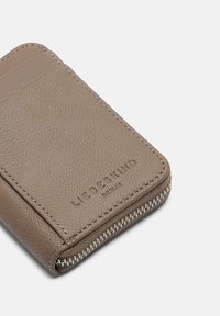 Portafoglio in pelle textured taupe con chiusura a zip e marchio in rilievo "Liebeskind Berlin" sul davanti.