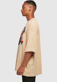 Merchcode MOTLEY CRUE - MONTAGE SKULL HUGE - Top s dlouhým rukávem - unionbeige