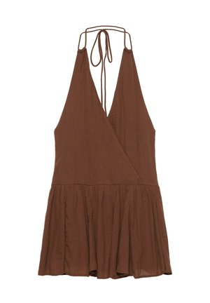 Robe marron sans manches à col halter avec un décolleté en V profond et une jupe froncée, nouée avec des fines bretelles dans le dos du cou.
