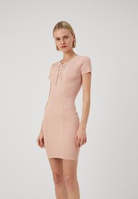 Guess SELENE  - Haljina s naramenicama - pale sand