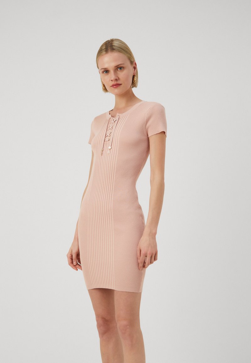 Guess SELENE  - Haljina s naramenicama - pale sand