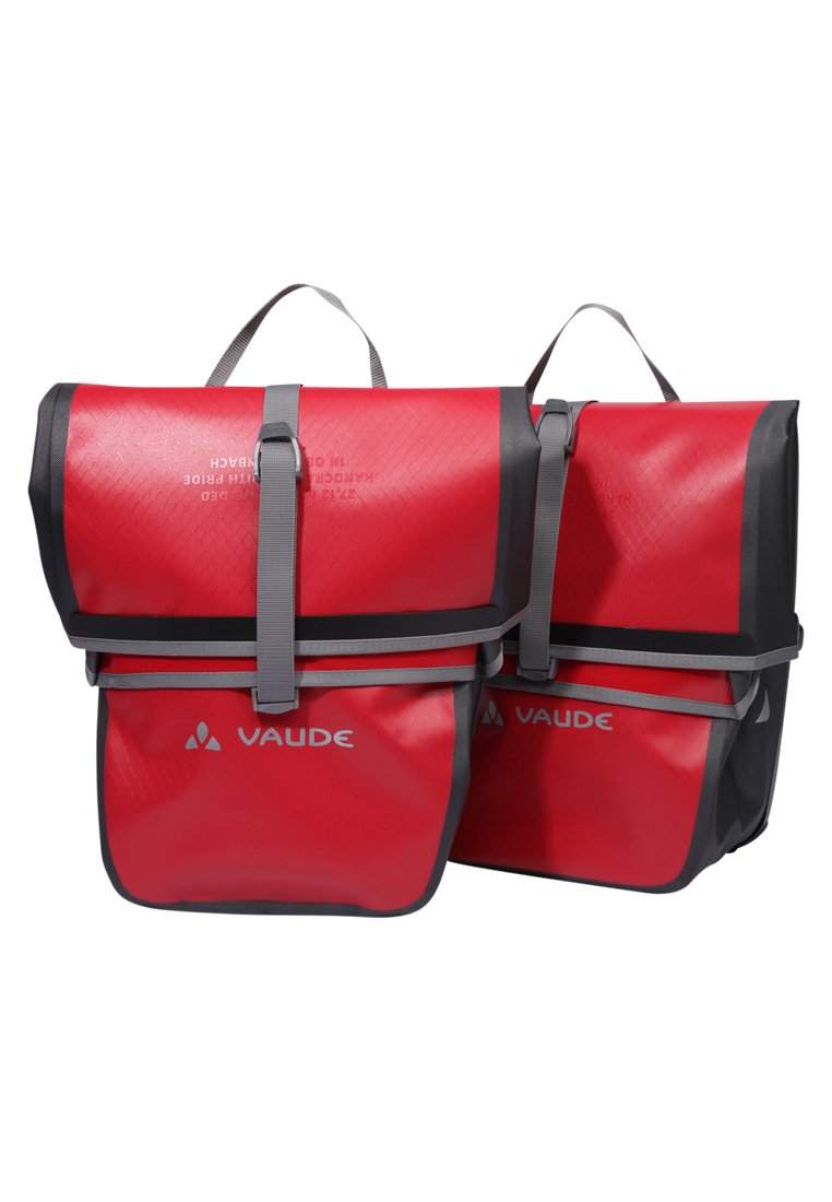 Borse impermeabili rosse con cinghie grigie, dotate di design a chiusura arrotolata e logo VAUDE, realizzate in materiale durevole e testurizzato.