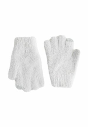 Pár bielych chlpato-fingerless rukavíc s rebrovanými manžetami, položené na bielom pozadí.