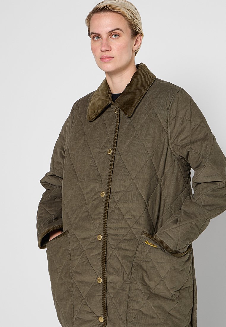 Pikowana oliwkowa kurtka wykonana z teksturowanej tkaniny. Posiada kordową kołnierz, złote guziki oraz boczne kieszenie z detalem logo.
