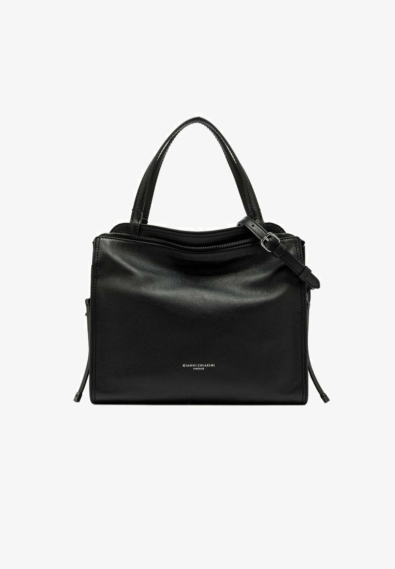Sac à main en cuir noir de forme rectangulaire, avec double anses supérieures et une bandoulière amovible. Présente une fermeture éclair et un branding discret.