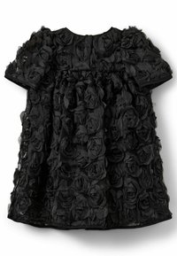 Crna haljina s teksturiranom površinom i aplikacijama od cvjetova od tkanine. Kratki rukavi, okrugli izrez i nabran struk za volumen.