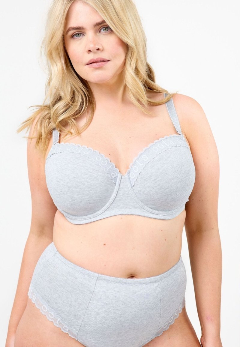 Vaaleanharmaa rintaliivien ja korkeavyötäröisten alushousujen setti, joka on valmistettu pehmeästä kankaasta. Setissä on valelaskostukset ja ei näkyviä kiinnikkeitä. Sileä tekstuuri.