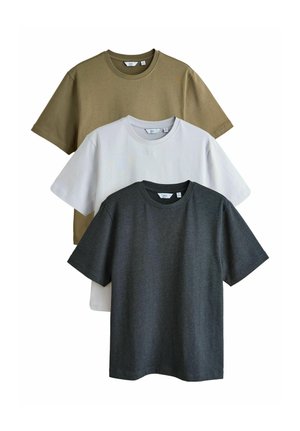 Drei schlichte T-Shirts mit kurzen Ärmeln und Rundhalsausschnitt in Olivgrün, Weiß und Dunkelgrau, vertikal auf einem weißen Hintergrund gestapelt.