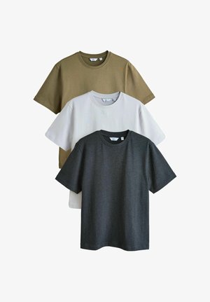 Három egyszerű, rövid ujjú, kerek nyakú póló olívazöld, fehér és sötétszürke színekben, egymásra halmozva, fehér háttéren.