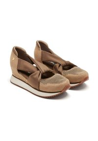 Zapatos de cuña marrones hechos de ante y malla. Presentan una correa de tela anudada y una suela blanca con acentos texturizados.