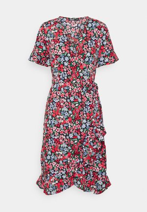 Bloemen wikkeljurk met korte mouwen, zwarte achtergrond, voorzien van rode, blauwe en roze bloemen, gerimpelde zoom en een strik taille detail.