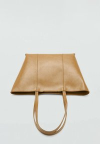 Geantă tote din piele bej, cu un design plat, formă alungită și mânere duble. Prezintă cusături vizibile și un stil minimalist.
