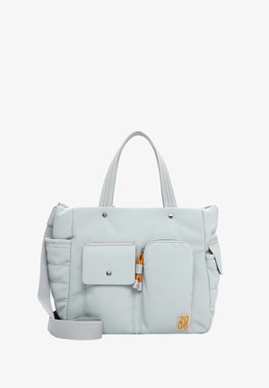 Gaiši pelēka mākslīgās ādas soma ar divām augšējām rokturiem, noņemamu plecu siksnu, priekšējām kabatām un kontrastējošām oranžām rāvējslēdzēja detaļām.