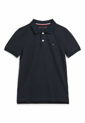 Polo bleu marine en coton avec col à revers, patte de boutonnage à trois boutons et petit logo sur la poitrine. Manches courtes avec poignets contrastants.
