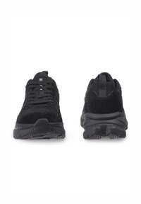 Zwarte atletieksneakers met een gestructureerde bovenkant, vetersluiting, gevoerde kraag en dikke rubberen buitenzool met een patroonprofiel.