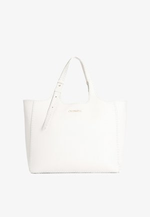 Bolso tote blanco hecho de material suave con detalles cosidos, dos asas y un sutil logo de la marca en la parte frontal.