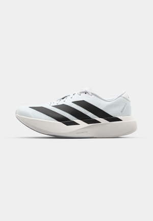 Lekkie buty do biegania w jasnoniebieskim kolorze z czarnymi pasami. Posiadają gładką cholewkę, okrągły nosek oraz grubą białą podeszwę środkową oznaczoną "LIGHTSTRIKE PRO."