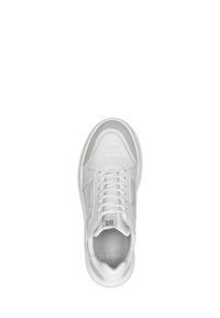 Witte sneaker met bovenwerk van leer en synthetisch materiaal, gewatteerde tong, geperforeerde neus en vetersluiting. Lichtgrijze accenten aan de zijkanten.