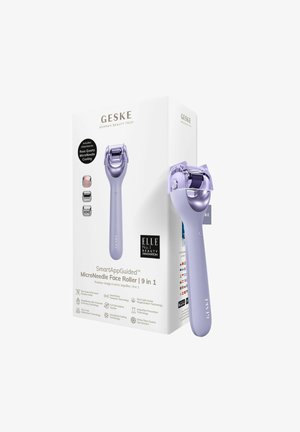 Mikronålsansiktsrulle i lavendelplast med ett silverfärgat hjulhuvud. Förpackad i en vit låda med produktinformation och logotyper.