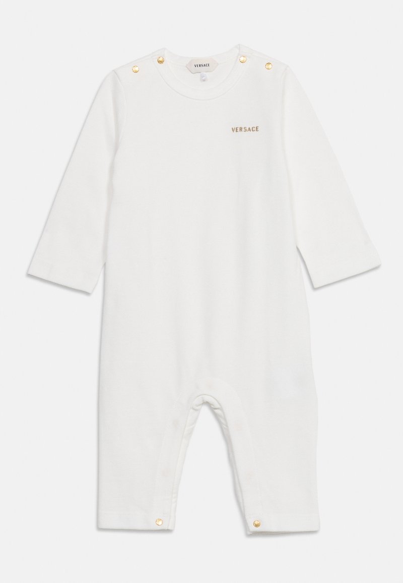 Grenouillère blanche à manches longues pour bébé avec des boutons dorés aux épaules et aux jambes, avec petit logo Versace doré sur la poitrine.