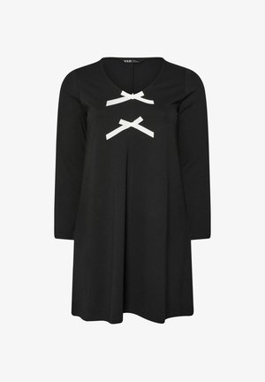 Abito lungo nero a maniche lunghe con scollo a V; presenta due dettagli in nastro bianco sul davanti e si allarga leggermente dalla vita. Tessuto morbido.