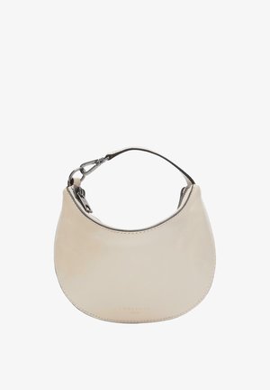 Mała torebka z kremowej skóry w kształcie półksiężyca z krótkim uchwytem i srebrnym zamkiem błyskawicznym u góry na białym tle.