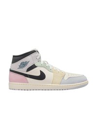 Baskets montantes Air Jordan avec des panneaux crème, noir, rose pastel, gris et vert clair, logo Nike swoosh noir et logo Air Jordan wings sur le col.