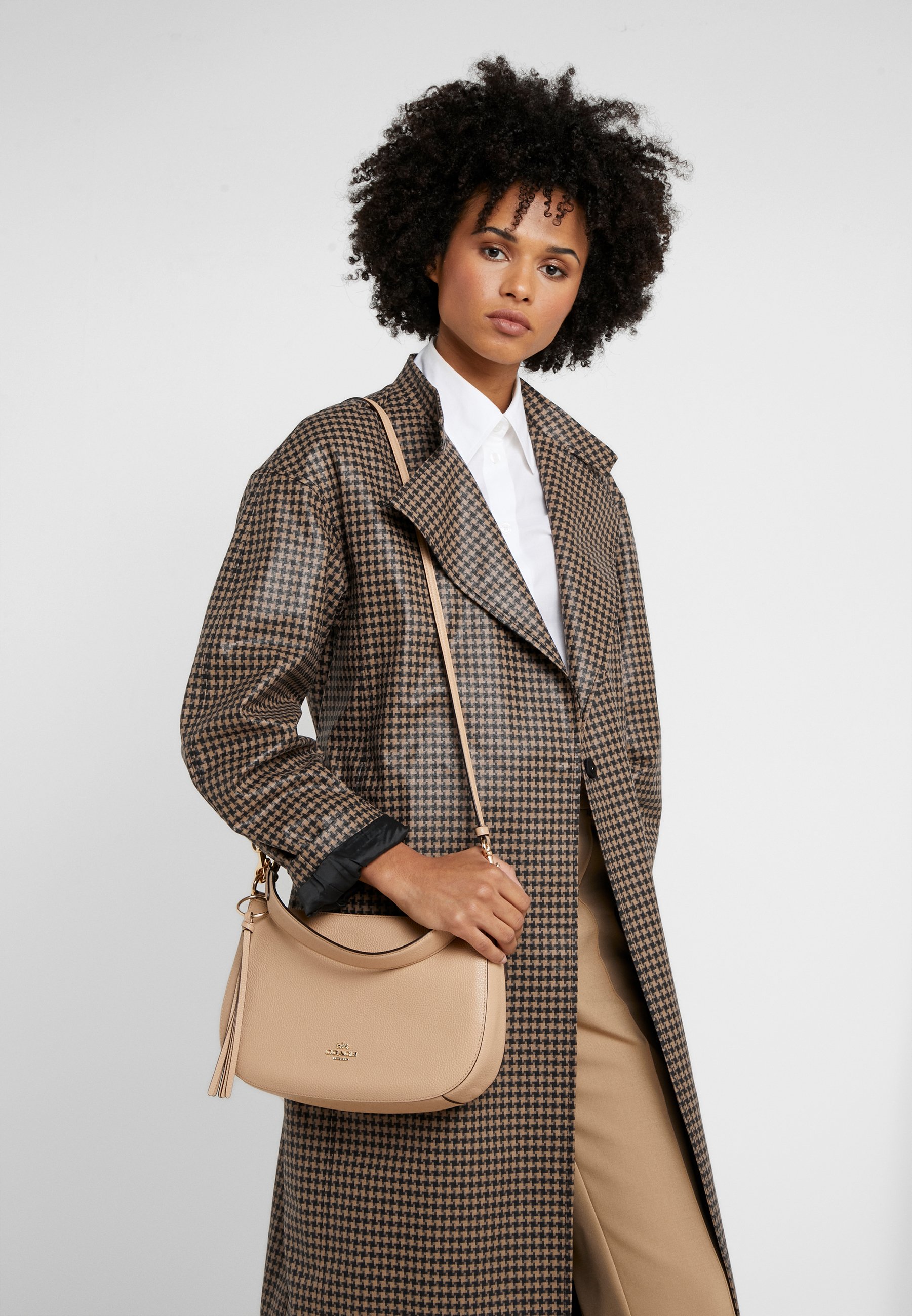 Coach PEBBLE SUTTON CROSSBODY Håndveske beechwood Coach PEBBLE SUTTON CROSSBODY Håndveske midnight navy