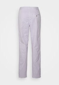 Calças de algodão lilás claras com corte reto, apresentando um bolso traseiro com botão e uma textura suave.