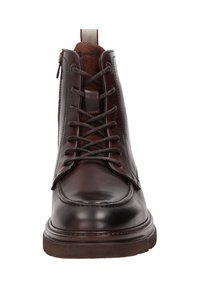 Stivaletti in pelle marrone con punta tonda, chiusura con lacci e cerniera laterale. Presentano una superficie testurizzata e una fodera in contrasto color sabbia.