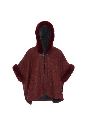 Puncho dengan pola merah dan abu-abu yang dilengkapi dengan tudung bergaris bulu gelap, serta aksen bulu yang serasi di lengan. Mengunci di bagian depan dengan pengait.