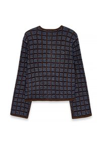 Pletený sveter s dlhými rukávmi, tmavohnedý základ, so vzorom mriežky v modrej a bielej farbe. Okrúhly výstrih, voľný strih, textúrovaná tkanina.