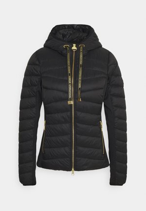 Czarna pikowana kurtka z kapturem, złotymi zamkami błyskawicznymi, sznurkami z logo i długimi rękawami, zaprojektowana na zimną pogodę.