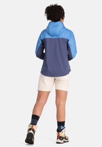 Kapuzenshirt mit blauem oberen Teil und navy-blauem unteren Bereich, aus leichtem Stoff gefertigt. Es hat lange Ärmel und einen abgerundeten Saum.