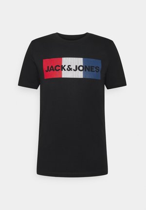Zwart T-shirt met korte mouwen met rood, wit en blauw rechthoekig ontwerp en de tekst "JACK&JONES" over de borst.