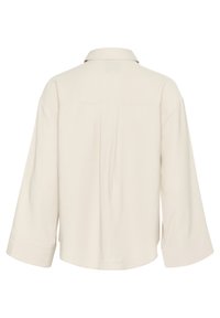 Blusa color crema con colletto, maniche lunghe e schiena plissettata. Realizzata in tessuto leggero con una texture liscia.