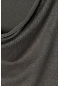 Material gri închis, cu textură ribbed și moale, având pliuri delicate și o ușoară strălucire. Este elastic și neted.