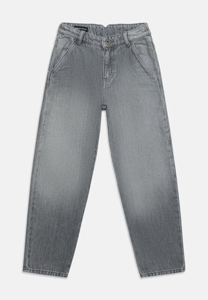 Jean en denim gris taille haute avec poches avant, passants de ceinture et fermeture par boutons sur le devant, posé à plat sur un fond blanc.