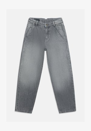 Szare jeansy z denimu z wysokim stanem, z przednimi kieszeniami, szlufkami na pasek i zapięciem na guziki z przodu, położone na płasko na białym tle.