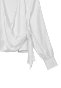 Blusa in satin bianco con scollatura drappeggiata, maniche arricciate e dettaglio annodato in vita, caratterizzata da una trama liscia e lucida.