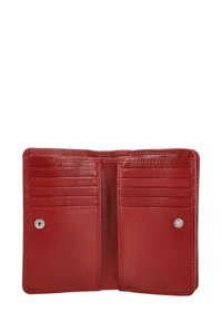 Vnútro červenej koženej peňaženky s viacerými priehradkami na karty, centrálnym priečinkom a zapínaním na cvok pre bezpečné uloženie. Hladká textúra, bez vzorov.