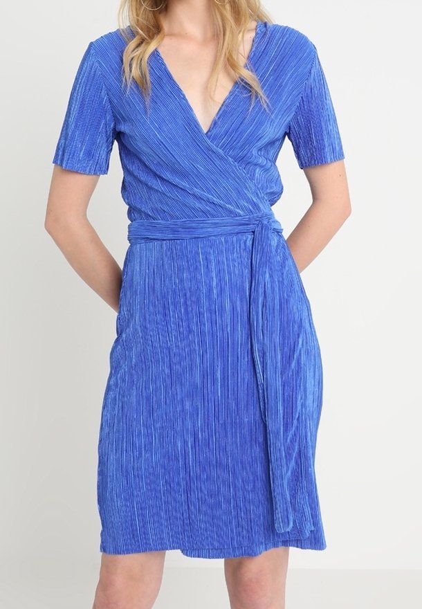Modrá zavinovací šaty s krátkým rukávem, s vertikálními sklady, hlubokým výstřihem do V a opásáním, které se zavazuje v pase pro přiléhavý siluetu.
