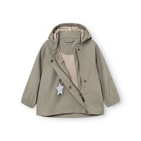 Giacca a pioggia per bambini di colore grigio chiaro con cappuccio, cerniera, bottoni a pressione, polsini elastici e una targhetta riflettente a forma di stella.