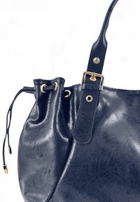 Sac seau en cuir noir avec une finition texturée. Équipé de quincaillerie dorée, d'une fermeture à cordon et d'une bandoulière plate.