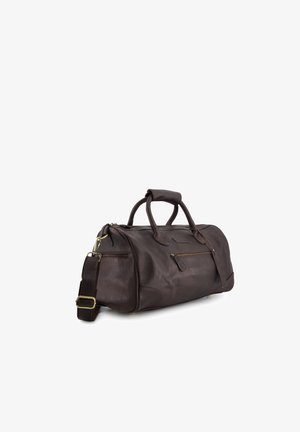 Sac de voyage en cuir brun foncé avec deux poignées, une poche zippée à l'avant et une bandoulière ajustable avec des ferrures dorées.