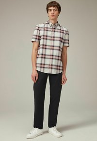 Next STRETCH OXFORD CHECK SHORT SLEEVE REGULAR FIT - Skjorta - ecru white/navy blue